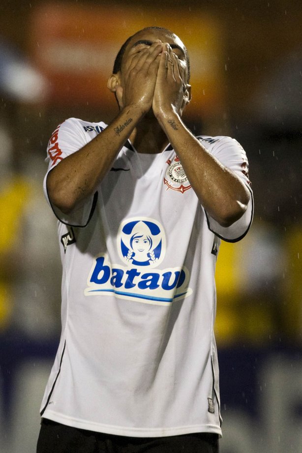CORINTHIANS X MIRASSOL- Dentinho reclama de gol perdido em um lance da partida realizada esta noite no estádio do Pacaembu, zona oeste de São Paulo, válida pelo Campeonato Paulista 2010