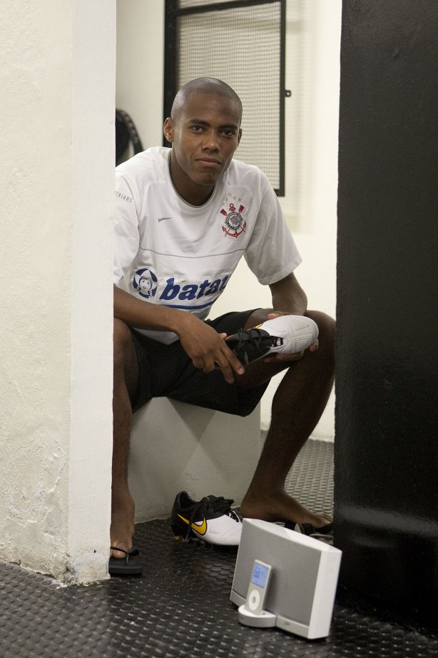 CORINTHIANS X MIRASSOL- Elias nos vestiários antes da partida realizada esta noite no estádio do Pacaembu, zona oeste de São Paulo, válida pelo Campeonato Paulista 2010