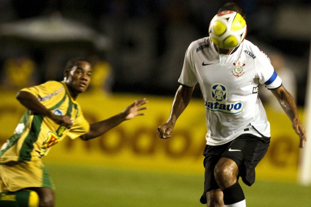 CORINTHIANS X MIRASSOL- Lins e William em um lance da partida realizada esta noite no estádio do Pacaembu, zona oeste de São Paulo, válida pelo Campeonato Paulista 2010