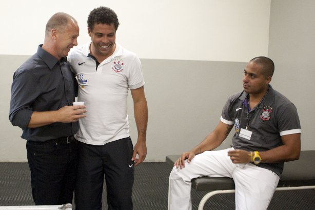 CORINTHIANS X MIRASSOL- Mano Menezes; Ronaldo e o fisioterapeuta Caio Mello nos vestiários antes da partida realizada esta noite no estádio do Pacaembu, zona oeste de São Paulo, válida pelo Campeonato Paulista 2010