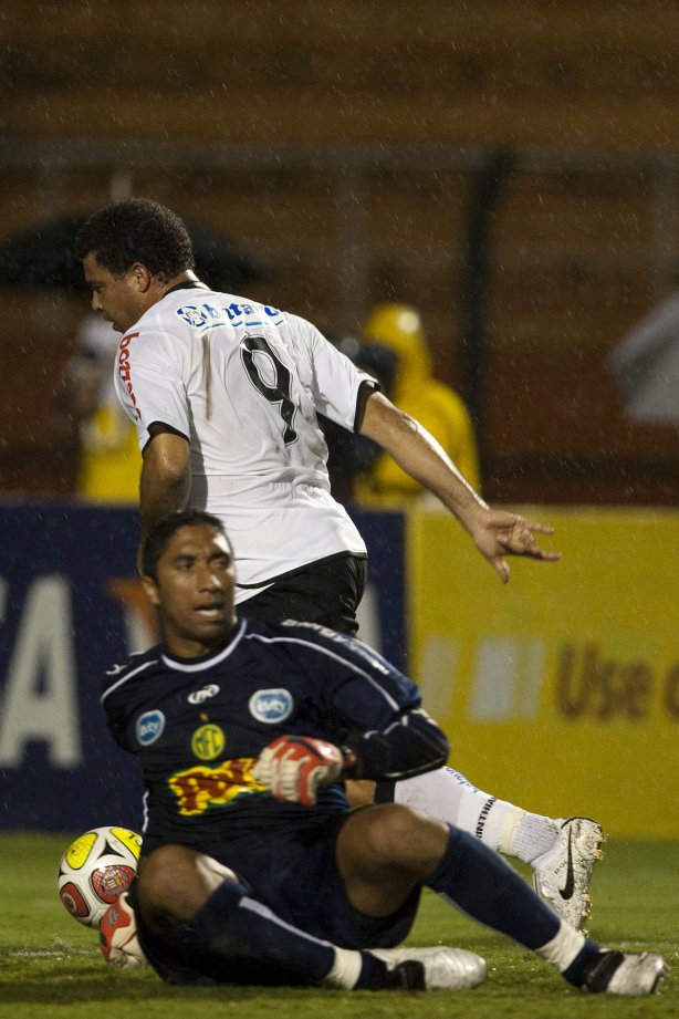 CORINTHIANS X MIRASSOL- Ronaldo deixa o goleiro Rene no chao e faz o seu gol em um lance da partida realizada esta noite no estádio do Pacaembu, zona oeste de São Paulo, válida pelo Campeonato Paulista 2010