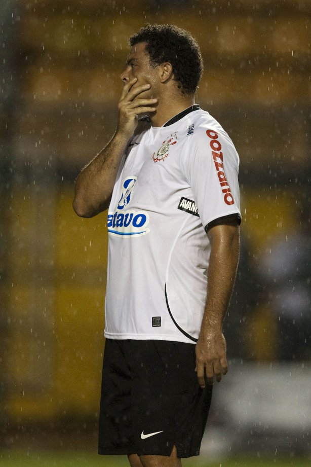 CORINTHIANS X MIRASSOL- Ronaldo em um lance da partida realizada esta noite no estádio do Pacaembu, zona oeste de São Paulo, válida pelo Campeonato Paulista 2010