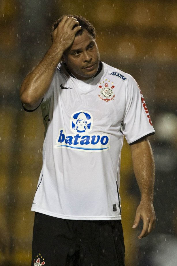 CORINTHIANS X MIRASSOL- Ronaldo em um lance da partida realizada esta noite no estádio do Pacaembu, zona oeste de São Paulo, válida pelo Campeonato Paulista 2010