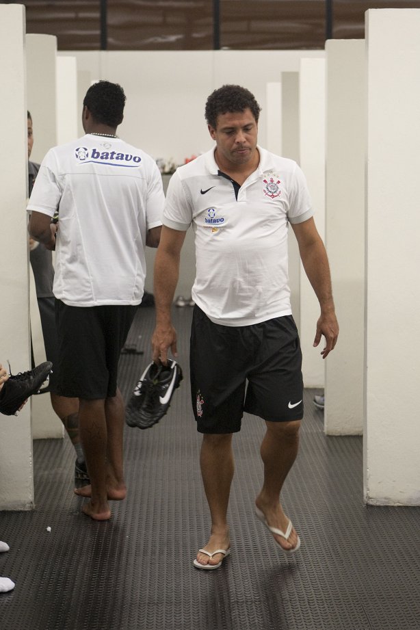 CORINTHIANS X MIRASSOL- Ronaldo nos vestiários antes da partida realizada esta noite no estádio do Pacaembu, zona oeste de São Paulo, válida pelo Campeonato Paulista 2010