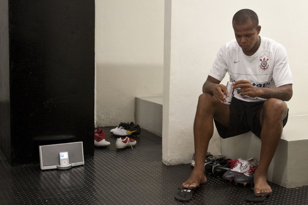 CORINTHIANS X MIRASSOL - Bill nos vestiários antes da partida realizada esta noite no estádio do Pacaembu, zona oeste de São Paulo, válida pelo Campeonato Paulista 2010