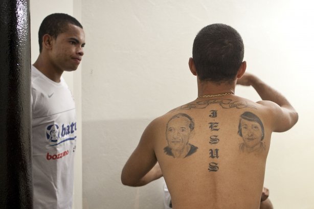 CORINTHIANS X MIRASSOL - Dentinho e Morais nos vestiários antes da partida realizada esta noite no estádio do Pacaembu, zona oeste de São Paulo, válida pelo Campeonato Paulista 2010