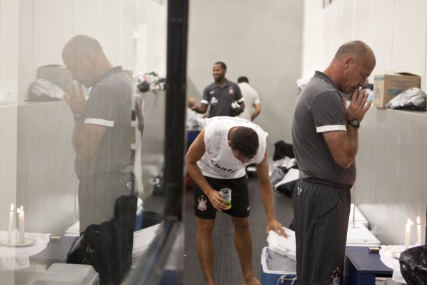 CORINTHIANS X MIRASSOL - O preparador de goleiros Mauri Lima nos vestiários antes da partida realizada esta noite no estádio do Pacaembu, zona oeste de São Paulo, válida pelo Campeonato Paulista 2010