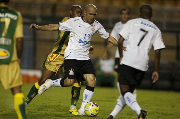CORINTHIANS X MIRASSOL- Alessandro e Diogo Orlando, atras, em um lance da partida realizada esta noite no estádio do Pacaembu, zona oeste de São Paulo, válida pelo Campeonato Paulista 2010