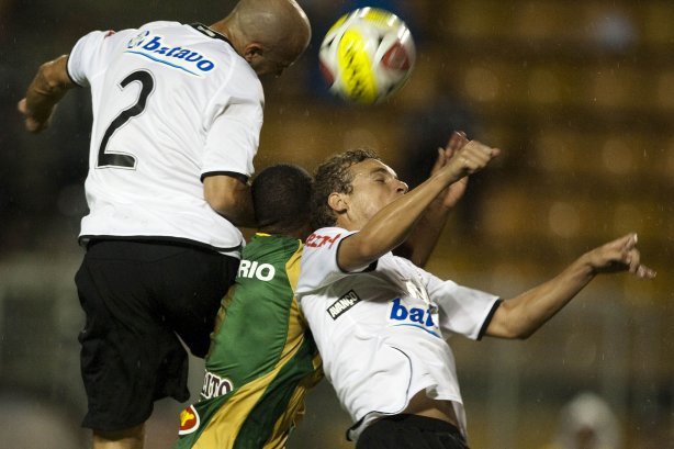 CORINTHIANS X MIRASSOL- Alessandro; Lins e Marcelo Mattos em um lance da partida realizada esta noite no estádio do Pacaembu, zona oeste de São Paulo, válida pelo Campeonato Paulista 2010