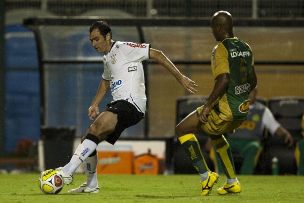 CORINTHIANS X MIRASSOL- Danilo e Diogo Orlando em um lance da partida realizada esta noite no estádio do Pacaembu, zona oeste de São Paulo, válida pelo Campeonato Paulista 2010