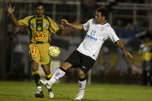 CORINTHIANS X MIRASSOL- Dininho e Ronaldo em um lance da partida realizada esta noite no estádio do Pacaembu, zona oeste de São Paulo, válida pelo Campeonato Paulista 2010