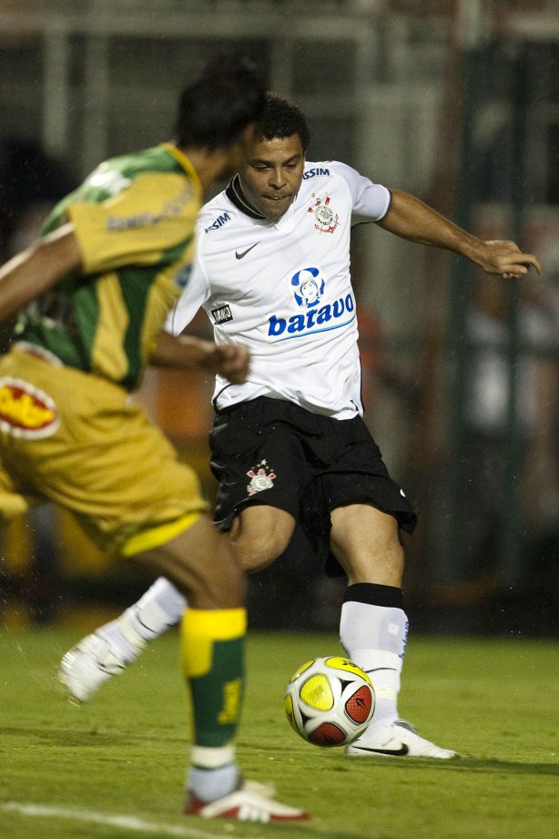 CORINTHIANS X MIRASSOL- Ronaldo em um lance da partida realizada esta noite no estádio do Pacaembu, zona oeste de São Paulo, válida pelo Campeonato Paulista 2010