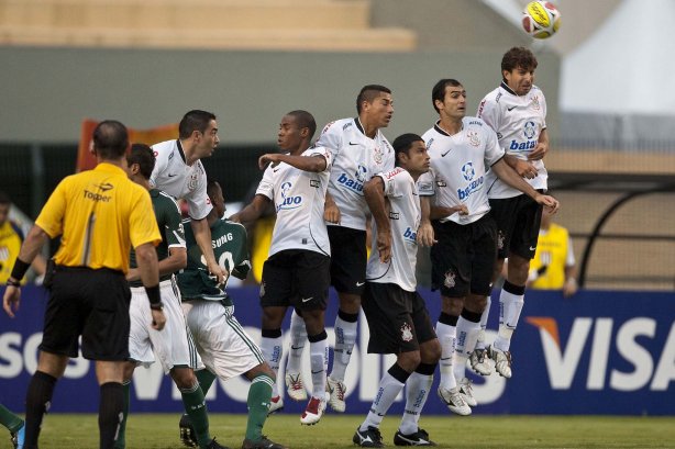 CORINTHIANS X PALMEIRAS - Barreira do Corinthians em um lance da partida realizada esta tarde no estádio do Pacaembu, zona oeste de São Paulo, válida pela 5ª rodada do Campeonato Paulista 2010