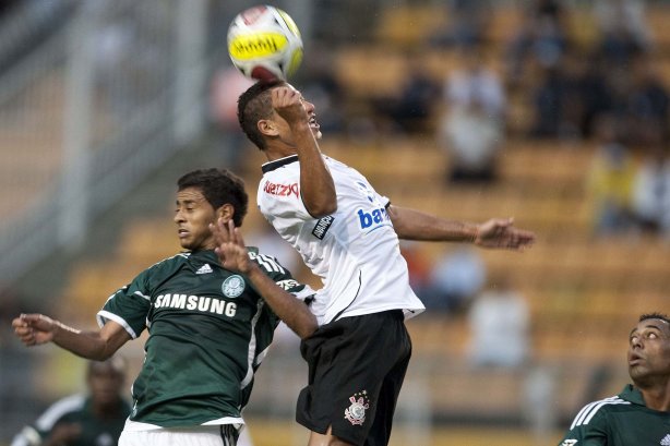 CORINTHIANS X PALMEIRAS - Cleiton Xavier; Ralf e Robert em um lance da partida realizada esta tarde no estádio do Pacaembu, zona oeste de São Paulo, válida pela 5ª rodada do Campeonato Paulista 2010