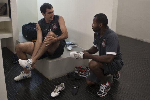CORINTHIANS X PALMEIRAS - Danilo e o roupeiro Roberto nos vestiários antes da partida realizada esta tarde no estádio do Pacaembu, zona oeste de São Paulo, válida pela 5ª rodada do Campeonato Paulista 2010
