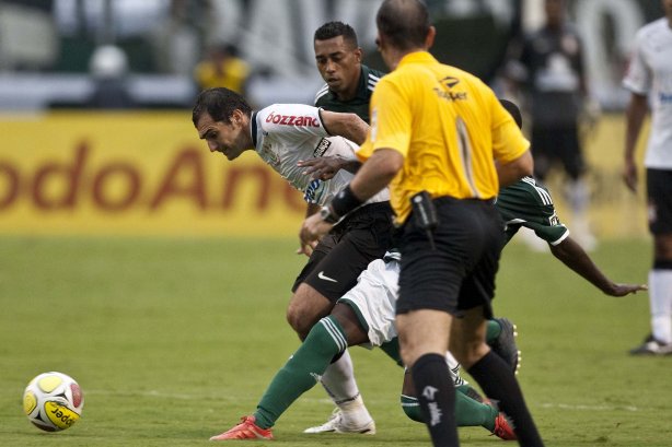 CORINTHIANS X PALMEIRAS - Danilo em um lance da partida realizada esta tarde no estádio do Pacaembu, zona oeste de São Paulo, válida pela 5ª rodada do Campeonato Paulista 2010