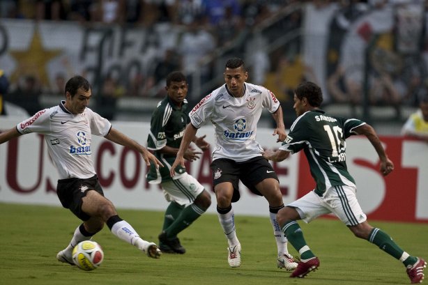 CORINTHIANS X PALMEIRAS - Danilo; Ralf e Cleiton Xavier em um lance da partida realizada esta tarde no estádio do Pacaembu, zona oeste de São Paulo, válida pela 5ª rodada do Campeonato Paulista 2010