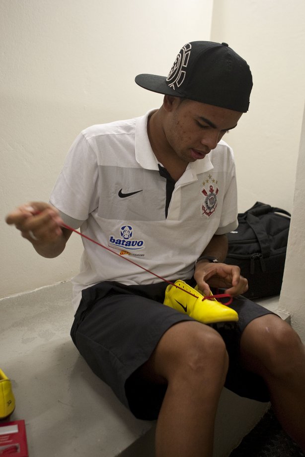 CORINTHIANS X PALMEIRAS - Dentinho amarra cardarcos vermelhos da promocao mundial da Nike nos vestiários antes da partida realizada esta tarde no estádio do Pacaembu, zona oeste de São Paulo, válida pela 5ª rodada do Campeonato Paulista 2010