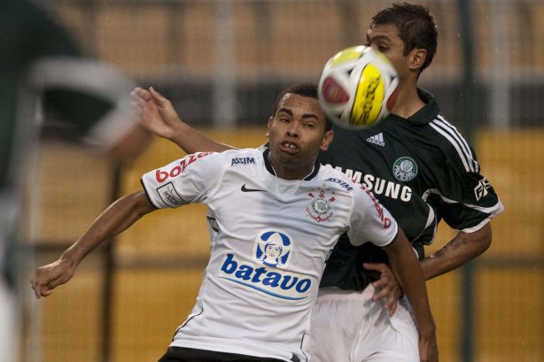 CORINTHIANS X PALMEIRAS - Dentinho e Danilo em um lance da partida realizada esta tarde no estádio do Pacaembu, zona oeste de São Paulo, válida pela 5ª rodada do Campeonato Paulista 2010