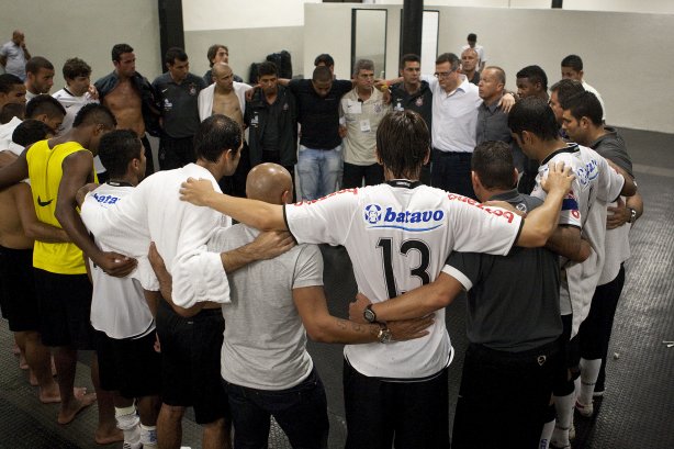 CORINTHIANS X PALMEIRAS - Jogadores reunidos para oração nos vestiários após a partida realizada esta tarde no estádio do Pacaembu, zona oeste de São Paulo, válida pela 5ª rodada do Campeonato Paulista 2010