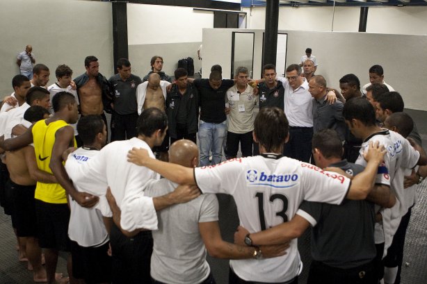 CORINTHIANS X PALMEIRAS - Jogadores reunidos para oração nos vestiários após a partida realizada esta tarde no estádio do Pacaembu, zona oeste de São Paulo, válida pela 5ª rodada do Campeonato Paulista 2010