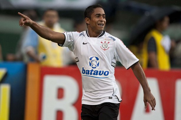 CORINTHIANS X PALMEIRAS - Jorge Henrique comemora seu gol em um lance da partida realizada esta tarde no estádio do Pacaembu, zona oeste de São Paulo, válida pela 5ª rodada do Campeonato Paulista 2010