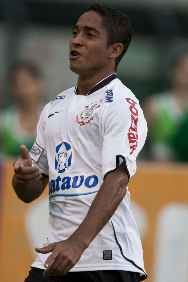 CORINTHIANS X PALMEIRAS - Jorge Henrique comemora seu gol em um lance da partida realizada esta tarde no estádio do Pacaembu, zona oeste de São Paulo, válida pela 5ª rodada do Campeonato Paulista 2010
