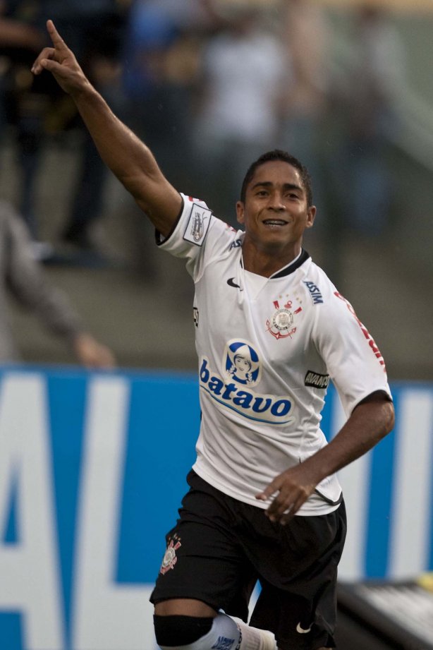 CORINTHIANS X PALMEIRAS - Jorge Henrique comemora sue gol em um lance da partida realizada esta tarde no estádio do Pacaembu, zona oeste de São Paulo, válida pela 5ª rodada do Campeonato Paulista 2010