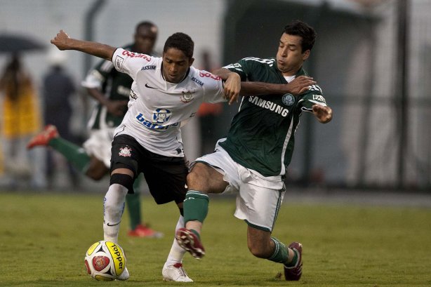 CORINTHIANS X PALMEIRAS - Jorge Henrique e Figueiroa em um lance da partida realizada esta tarde no estádio do Pacaembu, zona oeste de São Paulo, válida pela 5ª rodada do Campeonato Paulista 2010