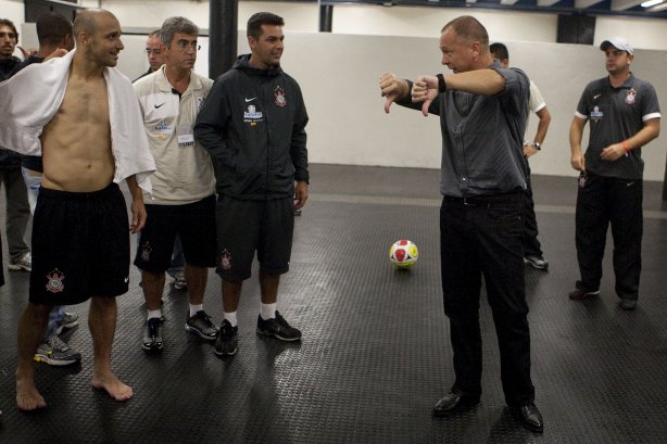 CORINTHIANS X PALMEIRAS - Mano Menezes conversa com Alessandro nos vestiários após a partida realizada esta tarde no estádio do Pacaembu, zona oeste de São Paulo, válida pela 5ª rodada do Campeonato Paulista 2010