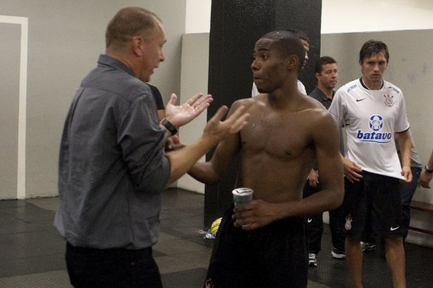CORINTHIANS X PALMEIRAS - Mano Menezes conversa com Elias nos vestiários após a partida realizada esta tarde no estádio do Pacaembu, zona oeste de São Paulo, válida pela 5ª rodada do Campeonato Paulista 2010