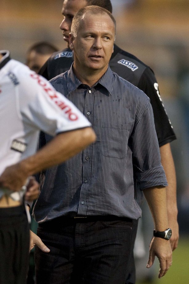 CORINTHIANS X PALMEIRAS - Mano Menezes em um lance da partida realizada esta tarde no estádio do Pacaembu, zona oeste de São Paulo, válida pela 5ª rodada do Campeonato Paulista 2010