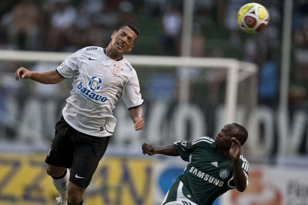 CORINTHIANS X PALMEIRAS - Ralf e Daniel em um lance da partida realizada esta tarde no estádio do Pacaembu, zona oeste de São Paulo, válida pela 5ª rodada do Campeonato Paulista 2010