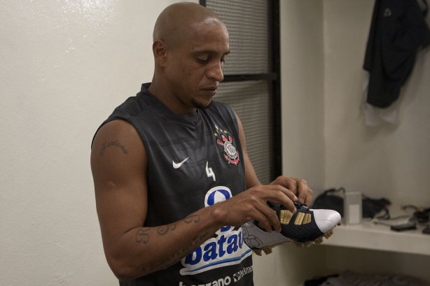 CORINTHIANS X PALMEIRAS - Roberto Carlos nos vestiários antes da partida realizada esta tarde no estádio do Pacaembu, zona oeste de São Paulo, válida pela 5ª rodada do Campeonato Paulista 2010