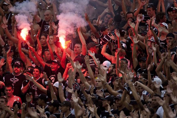 CORINTHIANS X PALMEIRAS - Torcida do Corinthians em um lance da partida realizada esta tarde no estádio do Pacaembu, zona oeste de São Paulo, válida pela 5ª rodada do Campeonato Paulista 2010