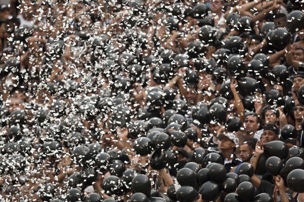 CORINTHIANS X PALMEIRAS - Torcida do Corinthians em um lance da partida realizada esta tarde no estádio do Pacaembu, zona oeste de São Paulo, válida pela 5ª rodada do Campeonato Paulista 2010