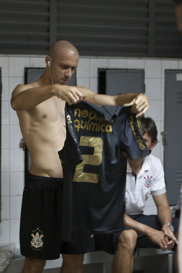 PONTE PRETA/CAMPINAS X CORINTHIANS/SP - Alessandro com a camisa nova que será usada hoje nos vestiários antes da partida realizada esta noite no estádio Moisés Lucarelli, em Campinas, válida pela 6ª rodada do Campeonato Paulista 2010