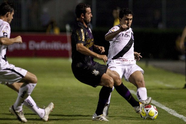 PONTE PRETA/CAMPINAS X CORINTHIANS/SP - Edu Gaspar e Edilson em um lance da partida realizada esta noite no estádio Moisés Lucarelli, em Campinas, válida pela 6ª rodada do Campeonato Paulista 2010