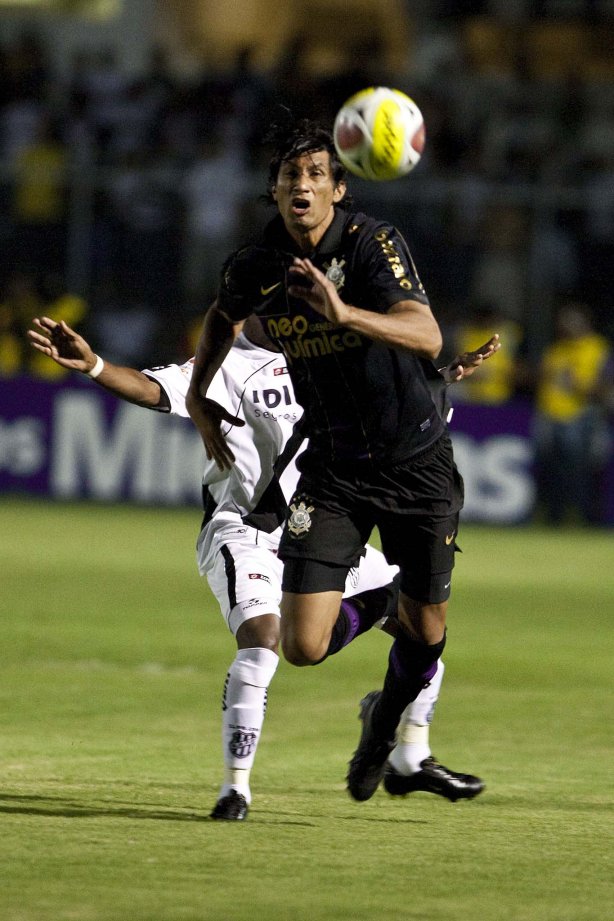 PONTE PRETA/CAMPINAS X CORINTHIANS/SP - Escudero e Guilherme, atras,em um lance da partida realizada esta noite no estádio Moisés Lucarelli, em Campinas, válida pela 6ª rodada do Campeonato Paulista 2010