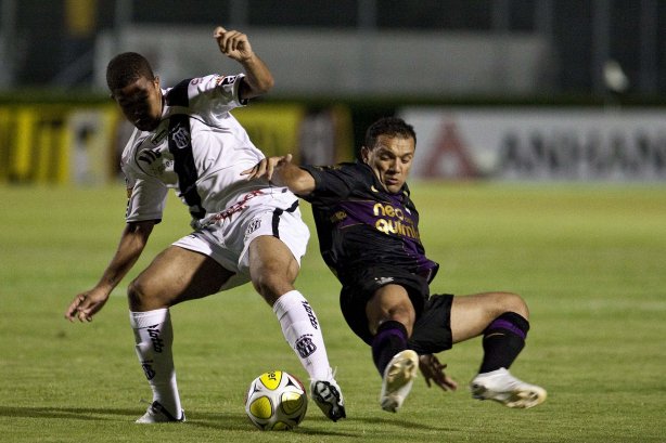 PONTE PRETA/CAMPINAS X CORINTHIANS/SP - Guilherme e Iarley em um lance da partida realizada esta noite no estádio Moisés Lucarelli, em Campinas, válida pela 6ª rodada do Campeonato Paulista 2010