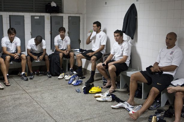 PONTE PRETA/CAMPINAS X CORINTHIANS/SP - Jogadores nos vestiários antes da partida realizada esta noite no estádio Moisés Lucarelli, em Campinas, válida pela 6ª rodada do Campeonato Paulista 2010