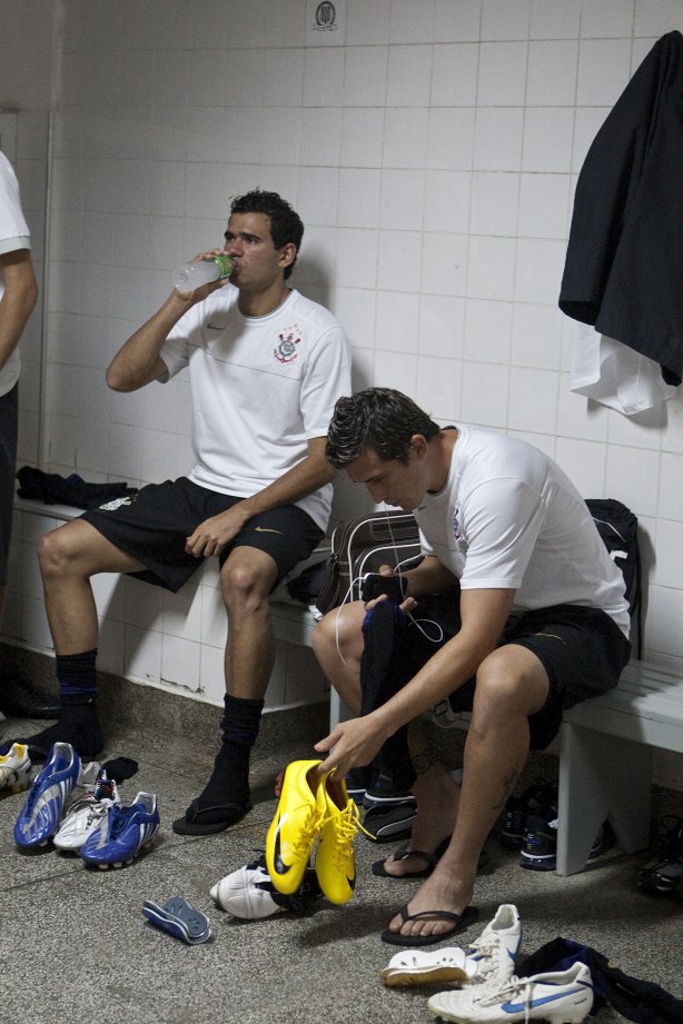 PONTE PRETA/CAMPINAS X CORINTHIANS/SP - Leandro Castán e Edgar Balbuena nos vestiários antes da partida realizada esta noite no estádio Moisés Lucarelli, em Campinas, válida pela 6ª rodada do Campeonato Paulista 2010