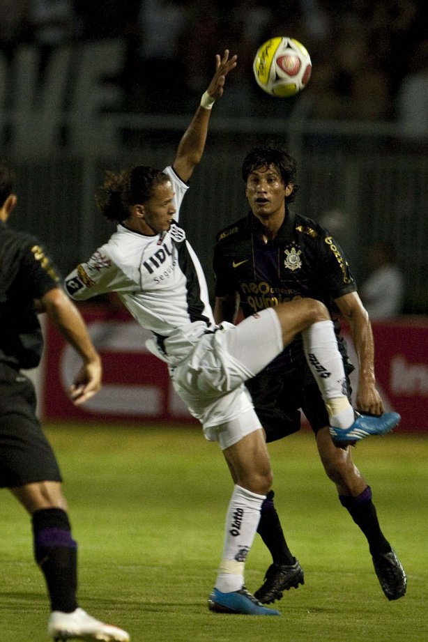 PONTE PRETA/CAMPINAS X CORINTHIANS/SP - Manteiga e Escudero em um lance da partida realizada esta noite no estádio Moisés Lucarelli, em Campinas, válida pela 6ª rodada do Campeonato Paulista 2010