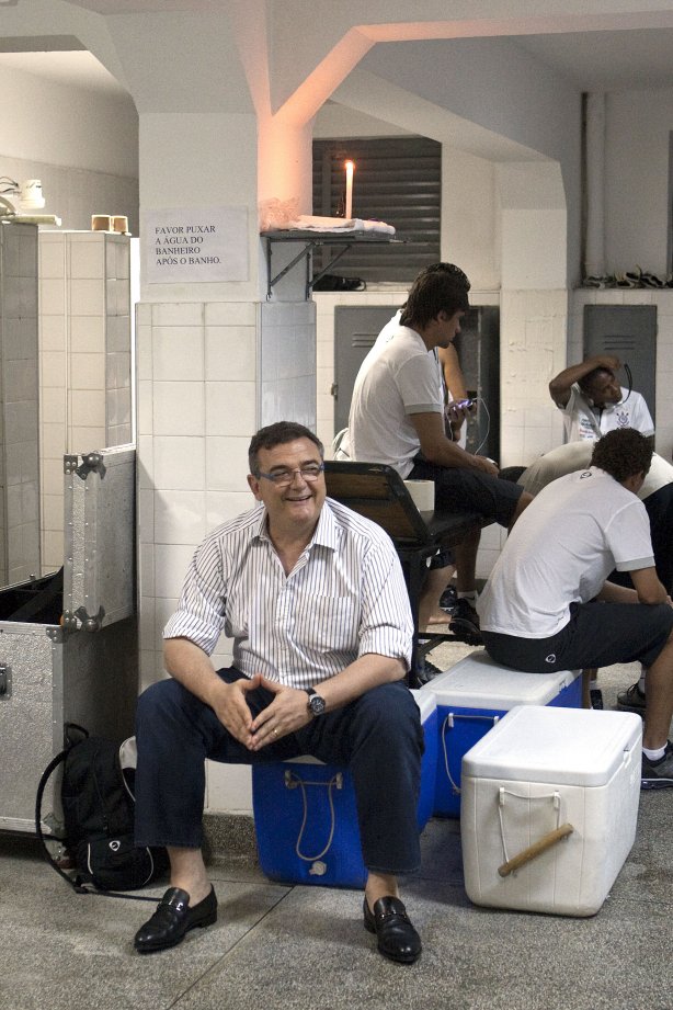 PONTE PRETA/CAMPINAS X CORINTHIANS/SP - O diretor de futebol Mario Gobbi nos vestiários antes da partida realizada esta noite no estádio Moisés Lucarelli, em Campinas, válida pela 6ª rodada do Campeonato Paulista 2010