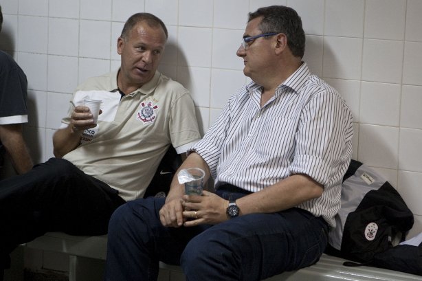 PONTE PRETA/CAMPINAS X CORINTHIANS/SP - O técnico Mano Menezes e o diretor de futebol Mario Gobbi nos vestiários antes da partida realizada esta noite no estádio Moisés Lucarelli, em Campinas, válida pela 6ª rodada do Campeonato Paulista 2010