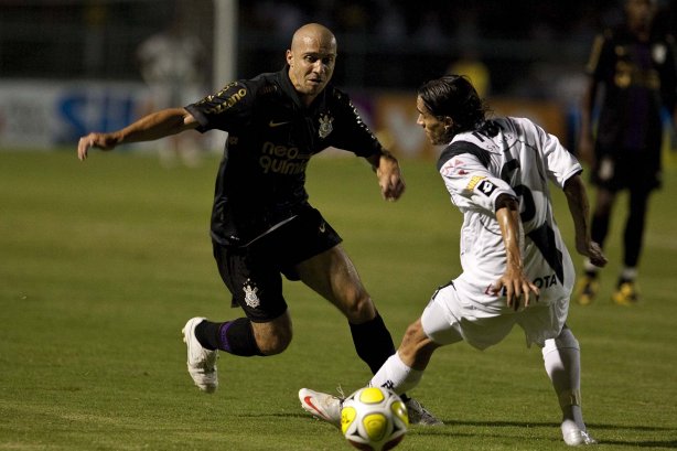 PONTE PRETA/CAMPINAS X CORINTHIANS/SP - Alessandro e Vicente em um lance da partida realizada esta noite no estádio Moisés Lucarelli, em Campinas, válida pela 6ª rodada do Campeonato Paulista 2010