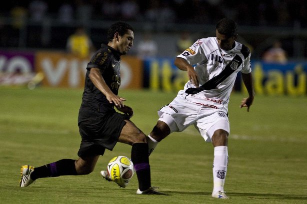 PONTE PRETA/CAMPINAS X CORINTHIANS/SP - Boquita e Leo Oliveira em um lance da partida realizada esta noite no estádio Moisés Lucarelli, em Campinas, válida pela 6ª rodada do Campeonato Paulista 2010