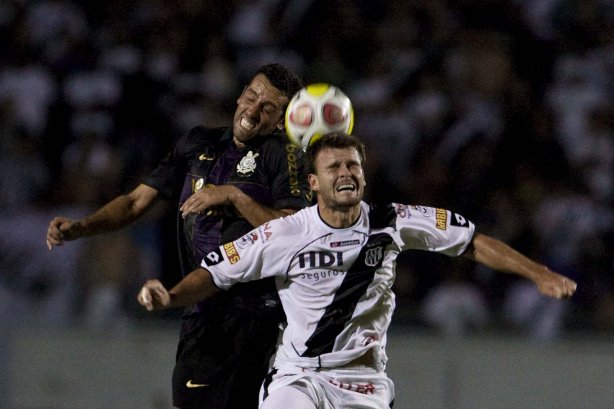 PONTE PRETA/CAMPINAS X CORINTHIANS/SP - Edu Gaspar e Danilo Portugal em um lance da partida realizada esta noite no estádio Moisés Lucarelli, em Campinas, válida pela 6ª rodada do Campeonato Paulista 2010