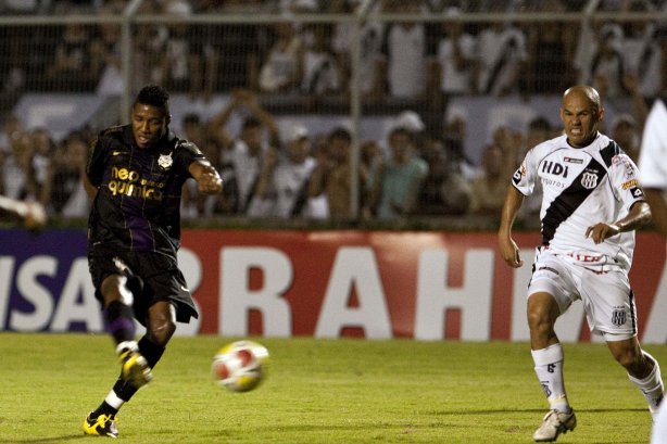 PONTE PRETA/CAMPINAS X CORINTHIANS/SP - Jucilei chuta e faz o gol do Corinthians em um lance da partida realizada esta noite no estádio Moisés Lucarelli, em Campinas, válida pela 6ª rodada do Campeonato Paulista 2010