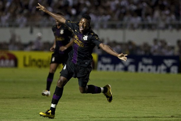 PONTE PRETA/CAMPINAS X CORINTHIANS/SP - Jucilei comemora seu gol em um lance da partida realizada esta noite no estádio Moisés Lucarelli, em Campinas, válida pela 6ª rodada do Campeonato Paulista 2010
